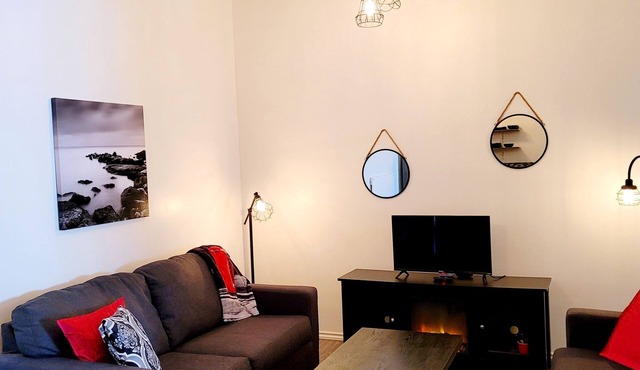 2 bedroom suite with laundry & kitchen. Private entrance & parking.