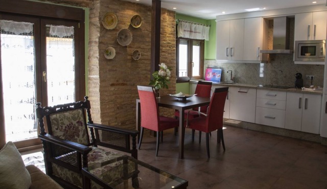 2 BEDROOM SUPERIOR APARTMENT - FREE PARKING
