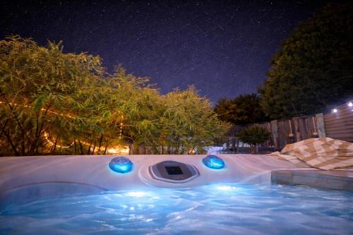 2 Bedroom Tiny Home Retreat with Hot Tub!