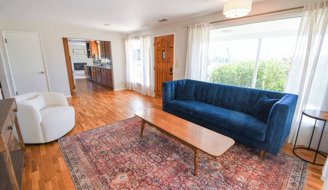 2-bedroom top-level unit in charming Bremerton home
