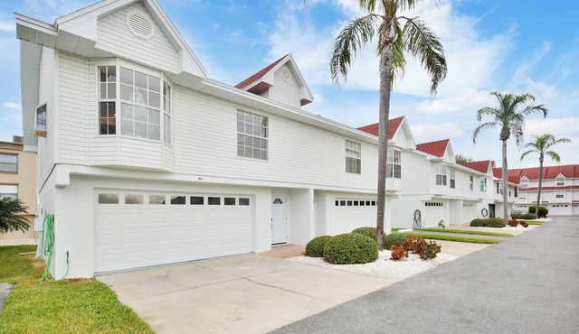 2-bedroom townhome in pleasant Indian Shores with pool