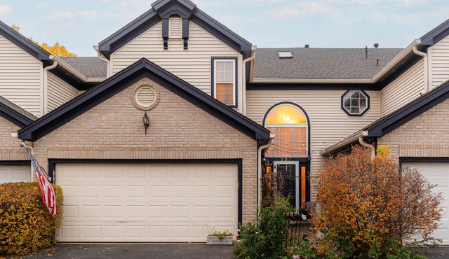 2-bedroom townhome near lovely Geneva, Wheaton and Naperville