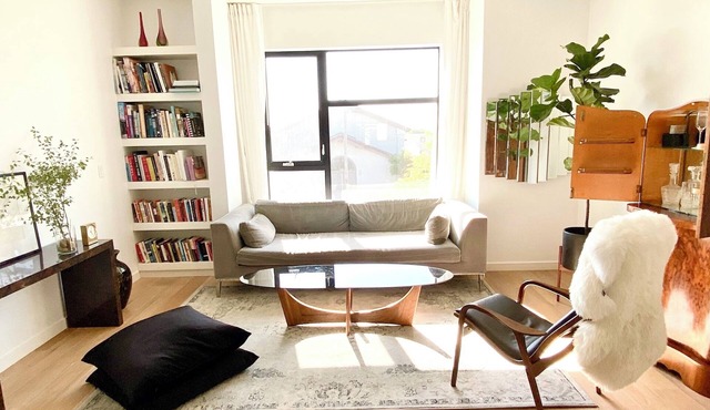 2-bedroom + TV Room townhome in walkable Rockridge close to UC Berkeley and SF.