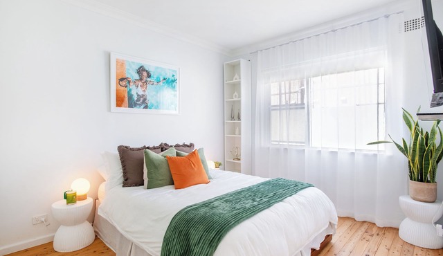 2 bedroom unit 300 meters from the beach w/free Parking Foxtel,Netflix/Wifi.