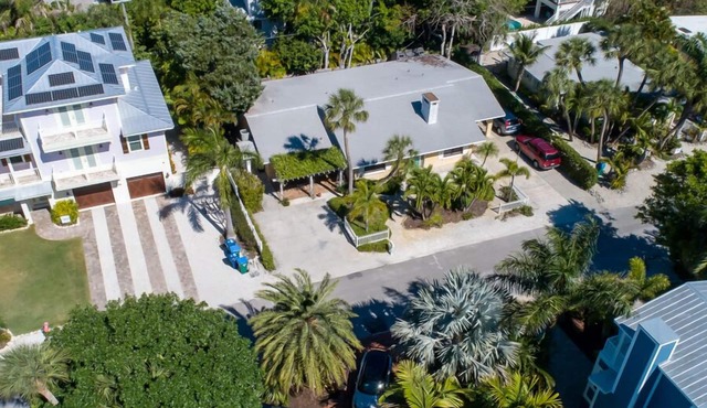 2 bedroom unit, West of Gulf Drive. Only steps to the beach!