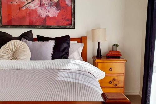 2 Bedroom Unit with Garage and Backyard - Only minutes to Sovereign Hill and Ballarat CBD - Sleeps 1 to 6