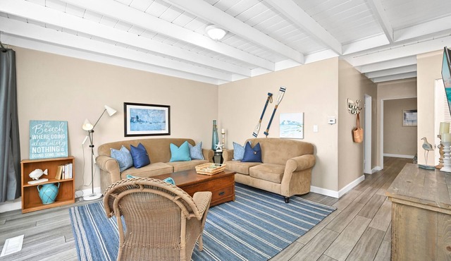 2 Bedroom Upstairs Apt 1 block from the beach!
