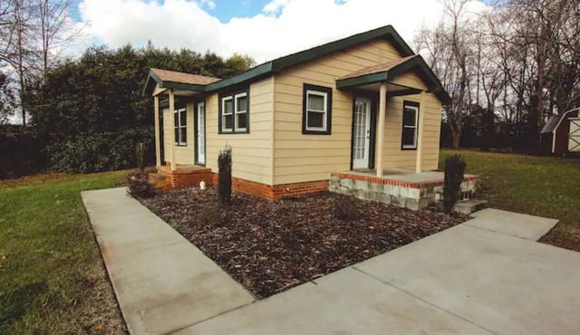 2-bedroom vacation home just 7 minutes from Haywood Mall - Cleaning Fee Included