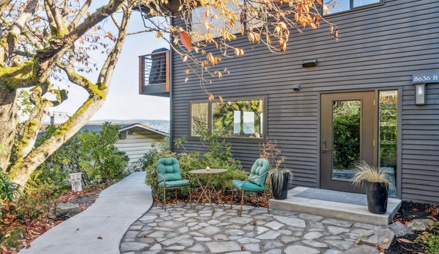 2-bedroom vacation oasis - serene location, spectacular views, minutes to U/W.