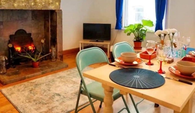 2 bedroom Victorian canal side terrace house.