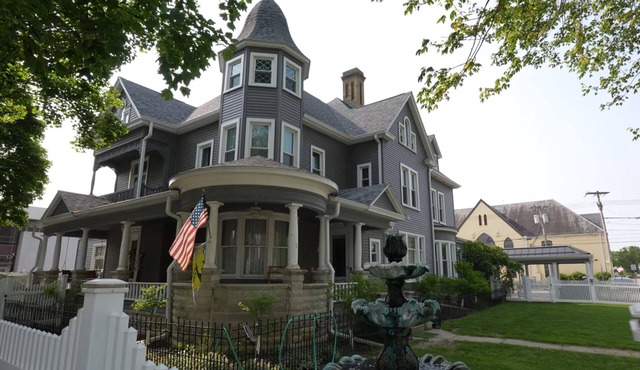2-bedroom Victorian duplex in peaceful downtown Bluffton