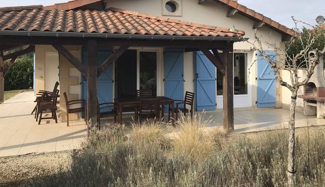 2 Bedroom Villa, close to golf, large shared pool