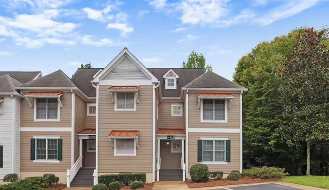 2-bedroom villa in soothing Williamsburg with AC and fitness room and pool