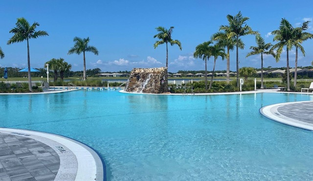 2 Bedroom Villa - Resort pool & amenities - 2.5 miles from the beach - Sleeps 5