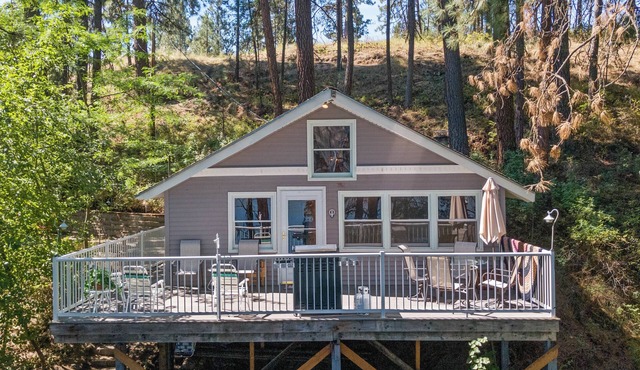 2-Bedroom w/a loft Secluded Cabin on Serene Lake Roosevelt with AC