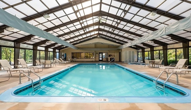 2 Bedroom w/Full Kitchen, Outdoor Terrace and Free Parking!