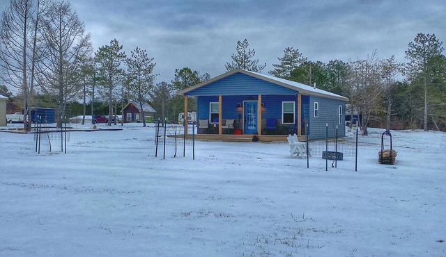 2 Bedroom w/King, 1 Bath across from Visitors Center- 4-Night Stay Discounts