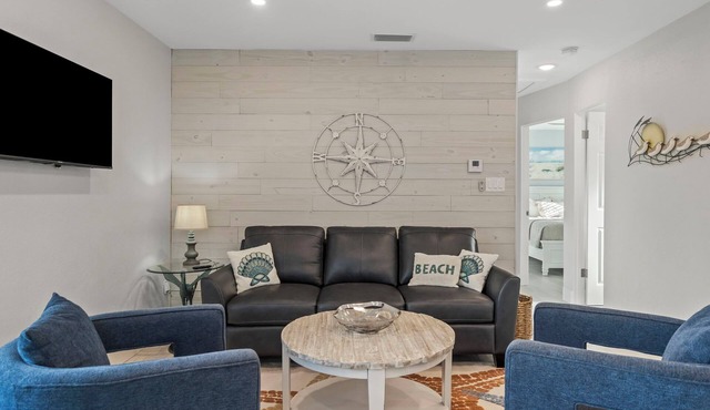 2 bedroom, walk to beach-bikes-kayaks-grill-picnic-hot outdoor shower-beach gear