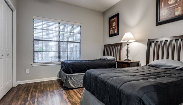 2-bedroom Walk to West Village & Katy Trail!, GYM, FREE parking, WiFi