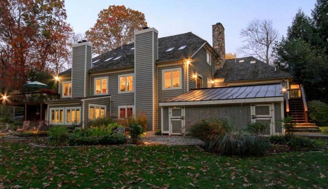 2-bedroom walkout basement apartment in serene Great Falls