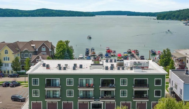 2 Bedroom Walloon Village Condo Across From The Lake! 7 Night Minimum