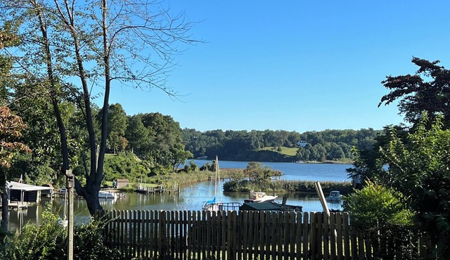 2-bedroom waterfront Cottage in Annapolis, MD. Cove of Cork, view of the Severn.