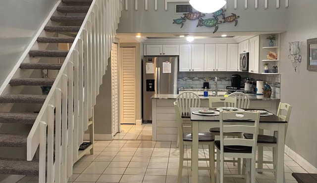 2-bedroom welcoming townhome in Fort Myers with community pool and hot tub.