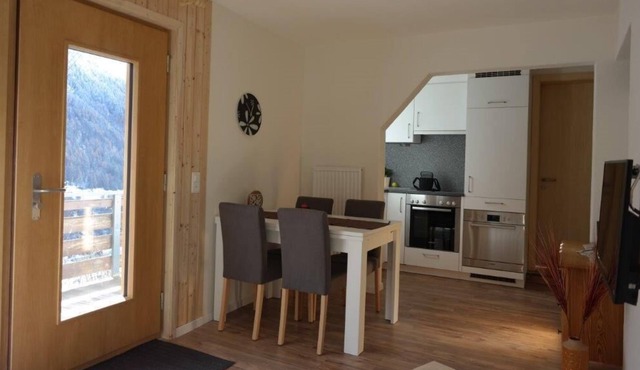 2-bedroom Whng. Sunny quiet perfectly renovated kitchen ideal location TV.