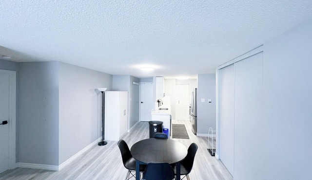 2-bedroom with 1 Parking, WIFI, SmartTV, Netflix, Laundry and Kitchen. Sleeps 6.