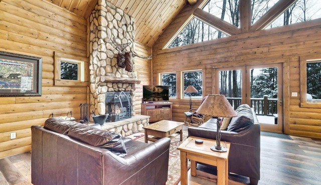 2 Bedroom with an enclosed LOFT! Plus, a Newly Installed Hot Tub! Sleeps 8