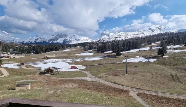 2-Bedroom with Bunks & Balcony, Near Slopes, Free WiFi, and Parking - Sleeps 4