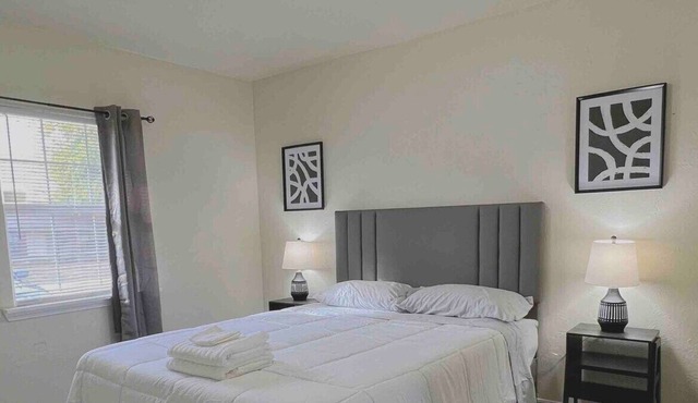 2 bedroom with fenced yard near the ZOO