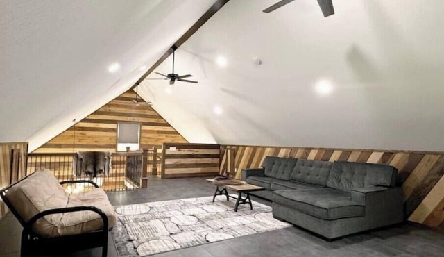 2 Bedroom With Loft - 2.25 miles from Enchanted Acres Wedding Venues.