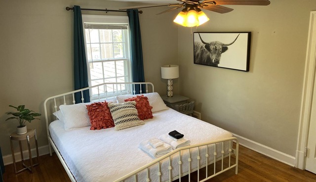 2 Bedroom with Screened-in Porch-Sleeps 6-Only 5 Blocks to the Square and MTSU!