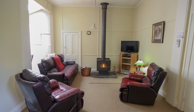 2 bedroomed self cont budget fam suite, real wood fire central heating/air con