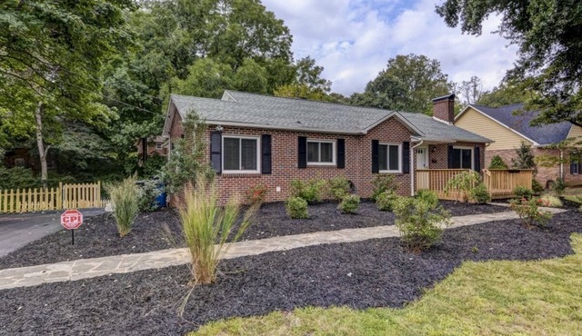 2 Bedrooms 1 Bath home located in a very nice and quiet neighborhood