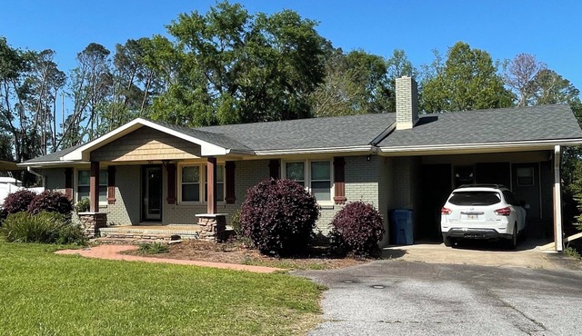 2-bedrooms 1-bath house in Lyons with WiFi, AC, and printer.