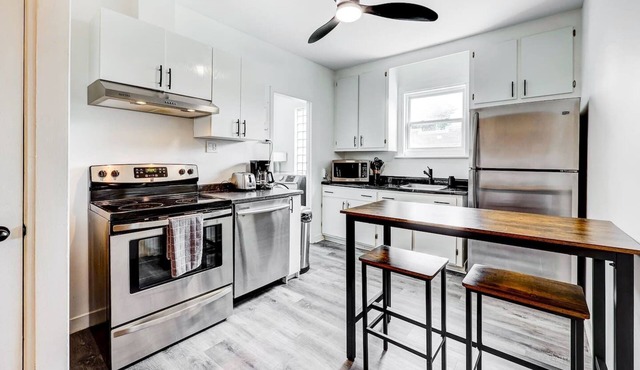 2 Bedrooms + 10mins Old-QC + Free Street Parking