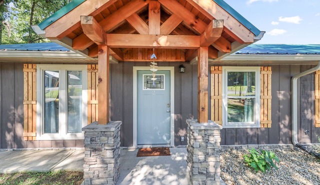 2 bedrooms, 2 baths, 1000 sq ft lodge close to the lake.