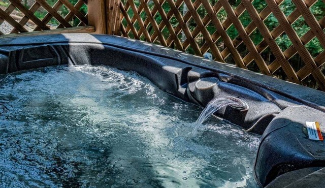 2 Bedrooms, 3 Baths with Hot Tub, WiFi, Fire Pit. Sleeps 8.