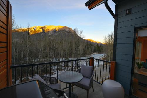 2 bedrooms-3 beds 2 baths-Rocky Creekside Retreat - Top Floor - Heated Pool and Hot Tub