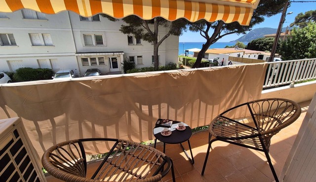 2 bedrooms, air conditioning, just a stone's throw from the sea
