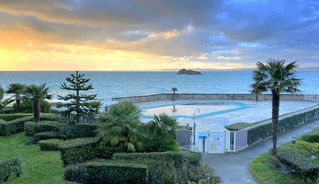 2 Bedrooms Apartment In Douarnenez