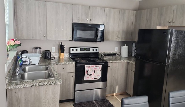 2 Bedrooms Apt Near Univeristy
