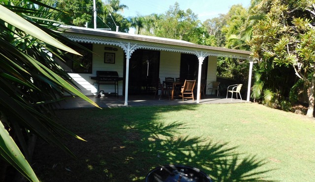 2 bedrooms, Fenced Yard for Dog, Gas BBQ, Firepit for marshmallow nights!