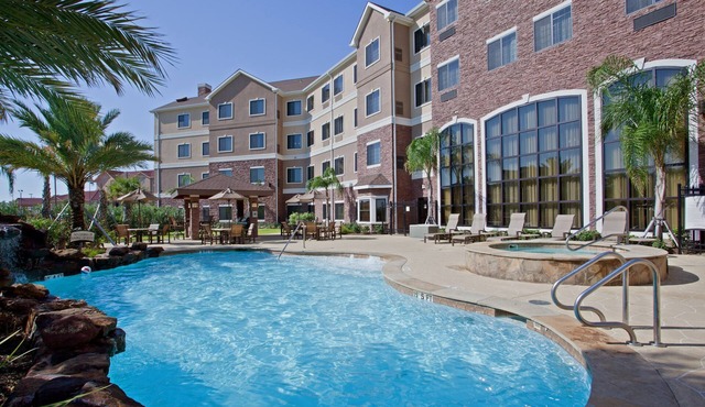 2 Bedrooms | Free Breakfast + Outdoor Pool