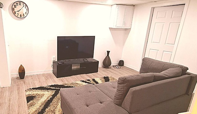 2 Bedrooms in Entire Home w/Free Parking Near to Hospital and Grocery Stores