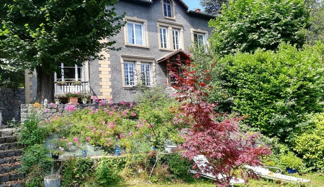 2 bedrooms in maison de maitre with gardenOwner living on site