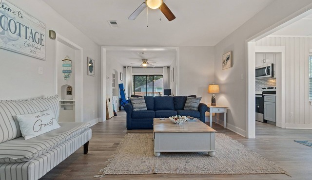 2 bedrooms - King bed - close to beaches - beautiful deck with outdoor seating.