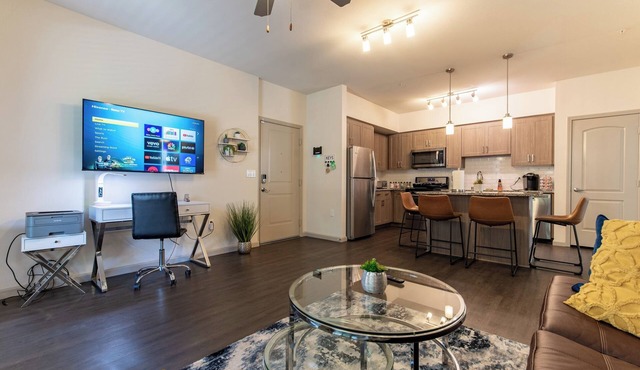 2 Bedrooms ✦ King Beds ✦ Wi-Fi ✦ Pool ✦ Gym